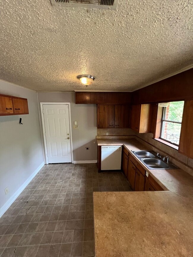 Building Photo - 919 Pine Tree Dr