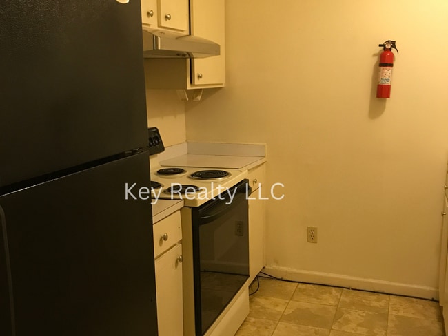 Building Photo - 913 - B College Drive - Pineville MOVE IN ...