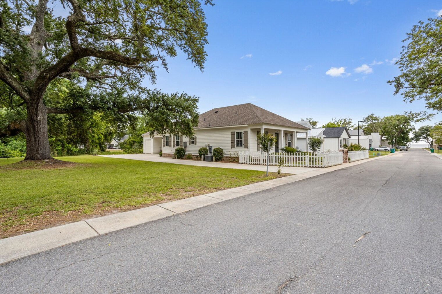 Building Photo - 164 Markham Dr