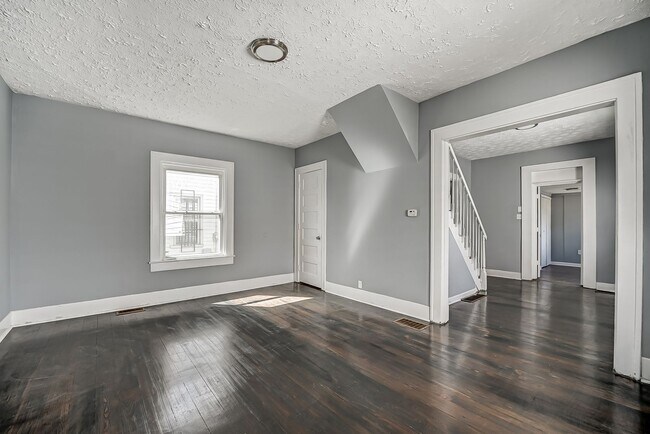 Building Photo - Charming 4 bedroom, 1 bathroom