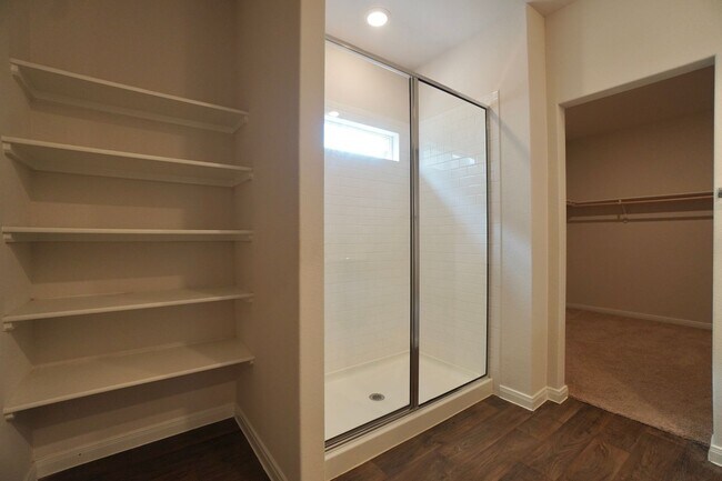 Building Photo - 115 Bethpage Dr