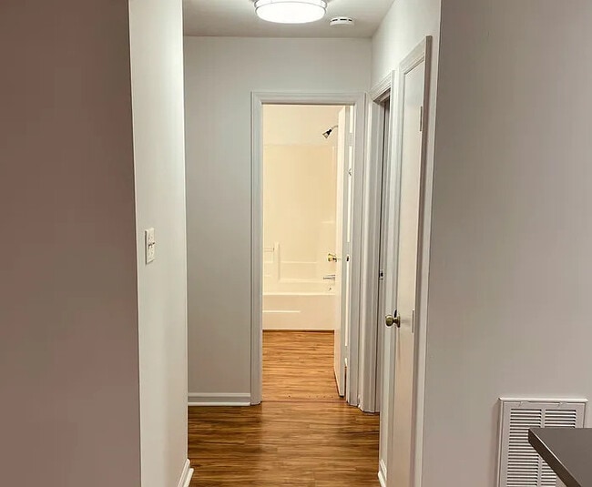 Building Photo - Raleigh Townhouse on Kentwood Park w/ fenced yard