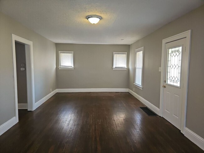 Building Photo - **$1000 Deposit Special** 4539 Mayhew Ave ...