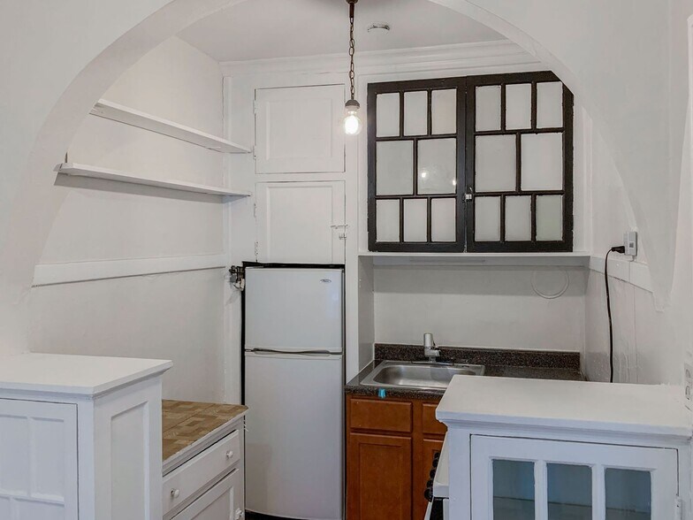 Building Photo - 429 W Surf St