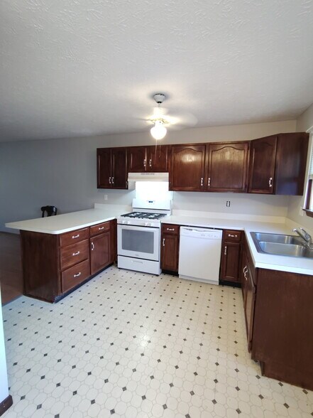 kitchen - 1023 West Dr