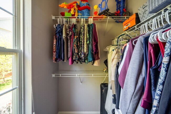 Building Photo - Bright and Modern Home with Prime Commuter...