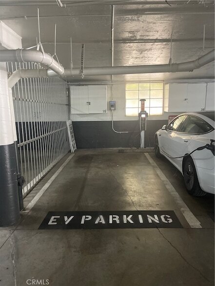 Building Photo - 750 Kings Rd