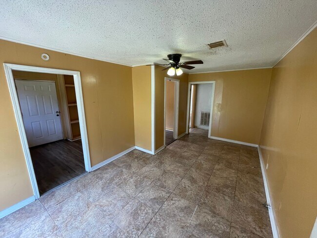 Building Photo - Spacious 3 Bedroom Home with Central AC