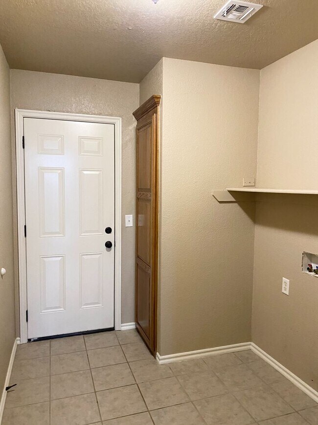 Building Photo - Great Family Home in the Heatherwood Addit...