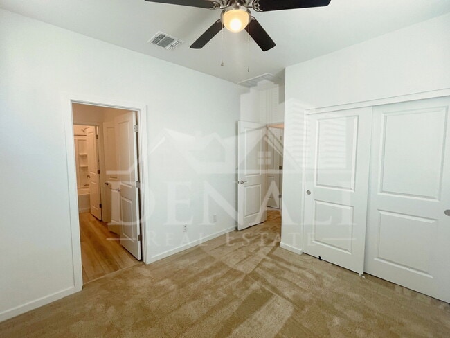 Building Photo - 1365 W Bluejay Dr
