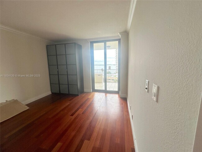Building Photo - 520 Brickell Key Dr