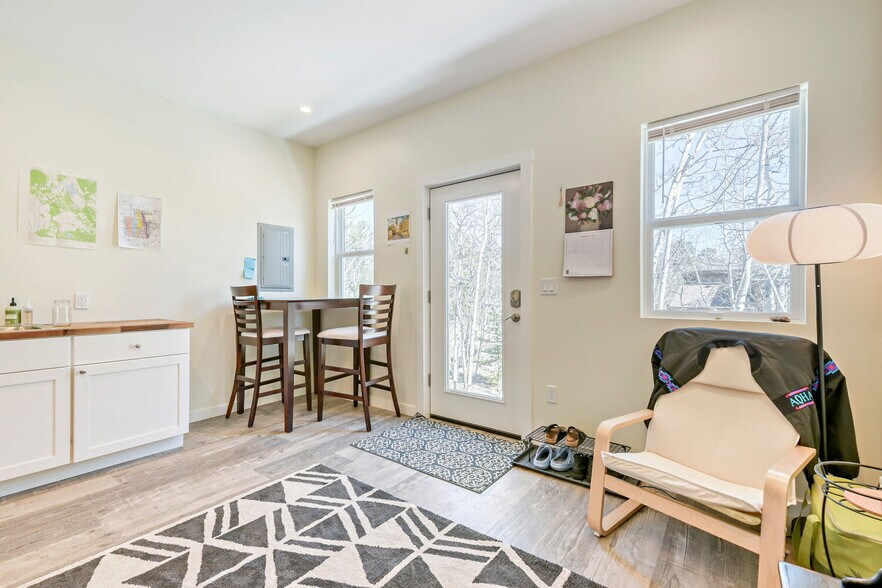 Building Photo - 196 S Caribou St