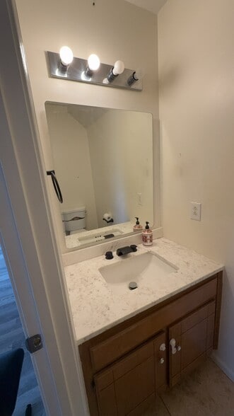 Building Photo - 6240 Rocky Top Dr