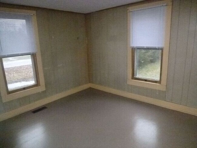 Building Photo - 3 Bedroom Home with Washer/Dryer Hook up