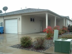 Building Photo - Great Duplex in nice location!