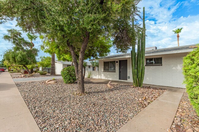 Building Photo - Renovated 2 bed | 1 bath - Central Tempe Location!