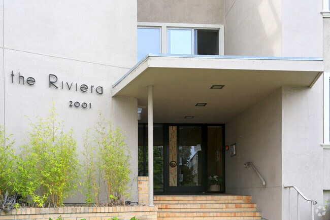 Entrnace - 2001 Trousdale Dr
