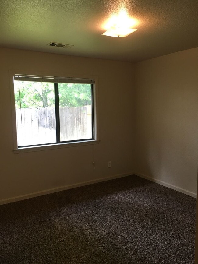 Building Photo - East Redding Duplex off Shasta View
