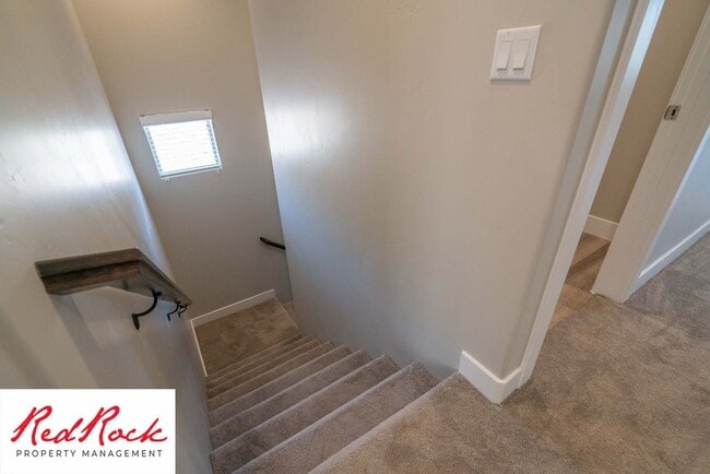 Building Photo - Spacious End Unit Townhome in Hurricane He...