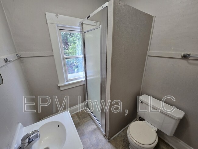 Building Photo - 408 1/2 Locust St