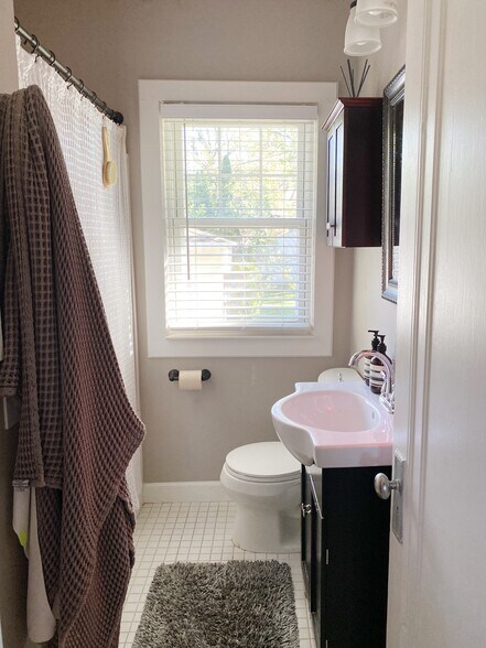 Building Photo - 1312 N Maple Ave