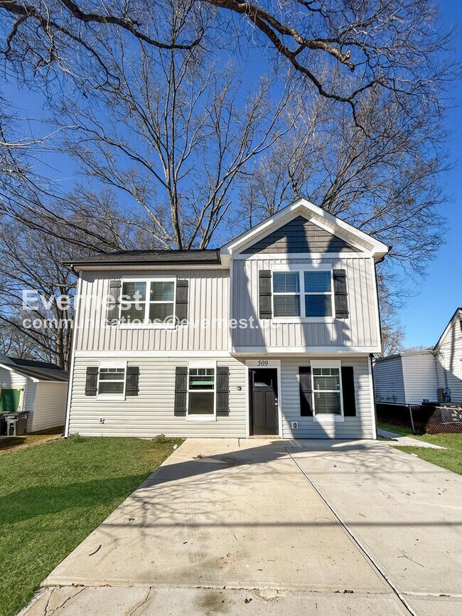 Building Photo - 3 Bed/2.5 Bath Home with Off-Street Parking / Pet-Friendly / Vouchers Accepted