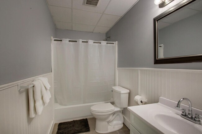 Building Photo - Adams House