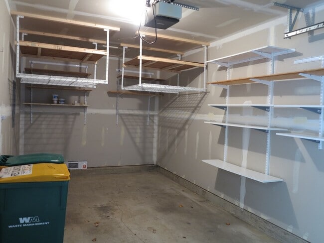 Building Photo - 1227 N Village Dr