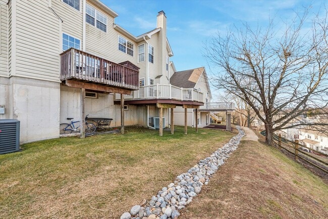 Building Photo - Avaible now, 3B/2.5B Townhome in Whiteland Woods!