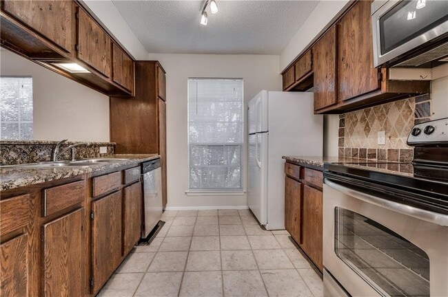 Building Photo - 8801 Piney Point Dr