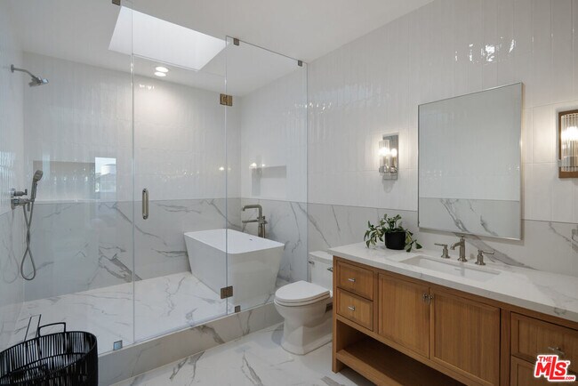 Building Photo - 7052 Dume Dr