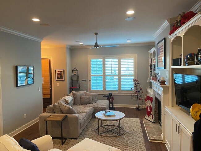 Building Photo - 4BR/4.5BA Furnished Townhome For Rent