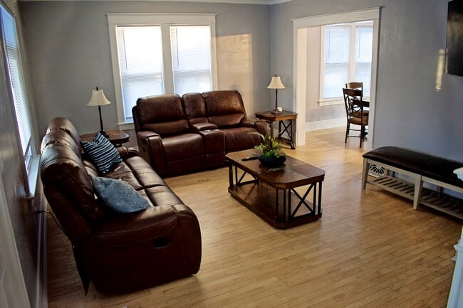 Building Photo - 838 E Washington St