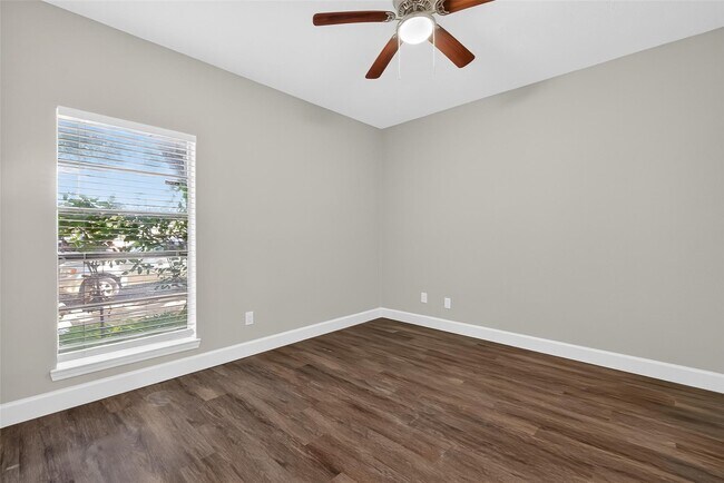 Building Photo - 9707 Richmond Ave