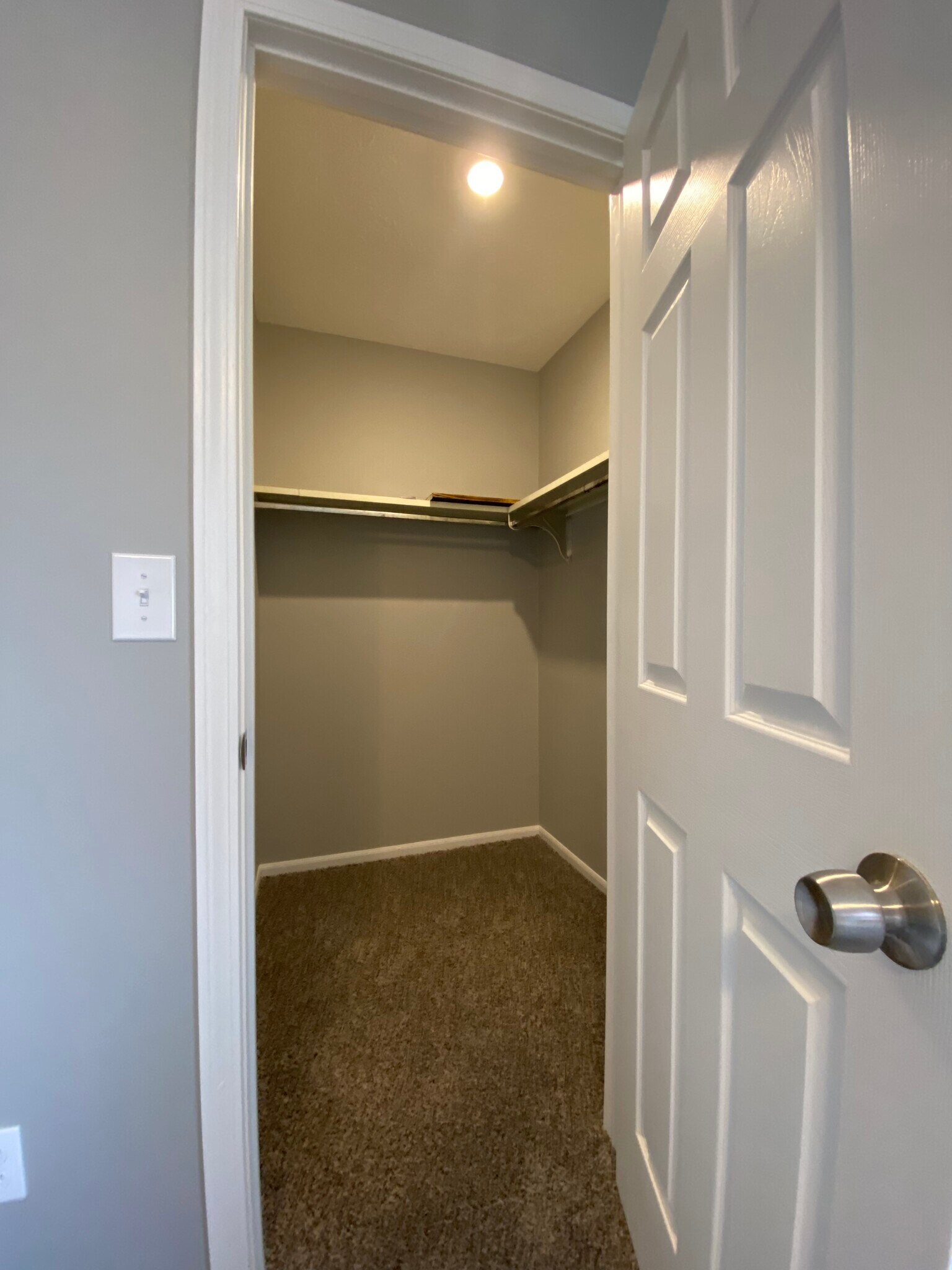 Walk in closet Master Bed - 6036 Applecrest Ct