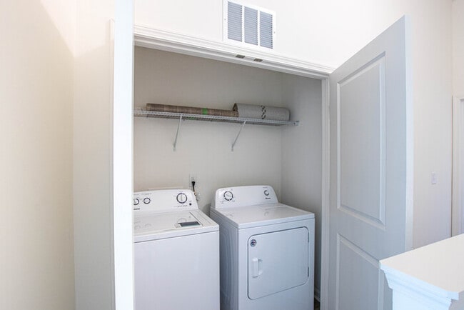 Building Photo - BEAUTIFUL 2 Bedroom Townhome in Midland - ...