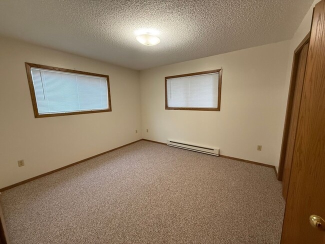 Building Photo - Sunrise Estates - 213