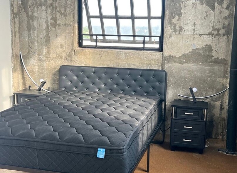 Building Photo - 6533 E Jefferson Ave