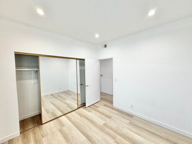Building Photo - 5139 W Maplewood Ave