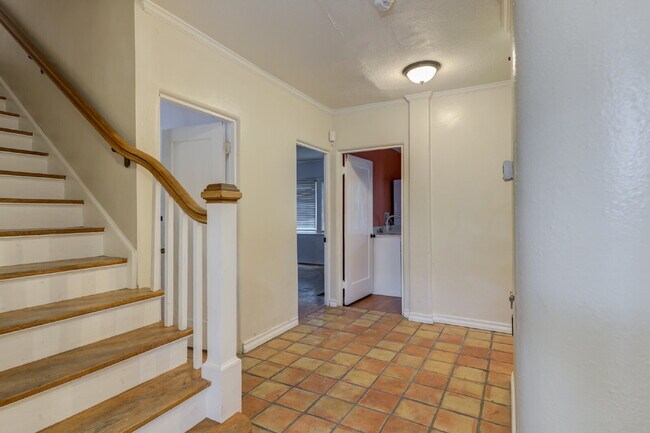 Building Photo - Charming Tuscany Villa block away from TTU