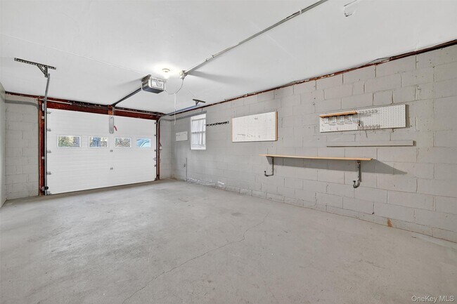 Building Photo - 350 Spring St