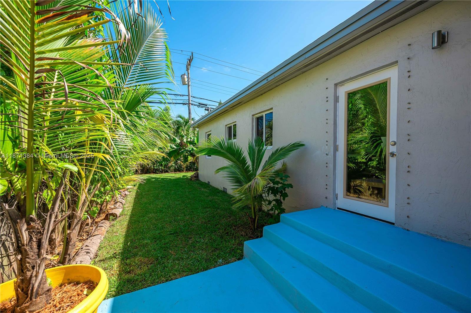 Building Photo - 2401 SW 26th St