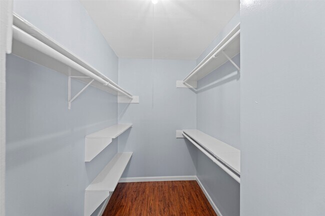 Building Photo - 11111 Midhurst Dr