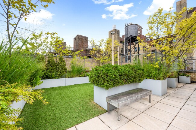 Building Photo - 70 E 96th St