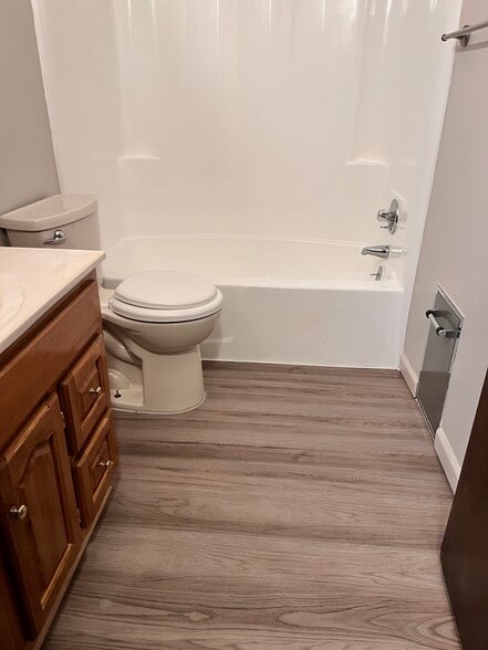 Upstairs bathroom - 1861 Hillandale Ave