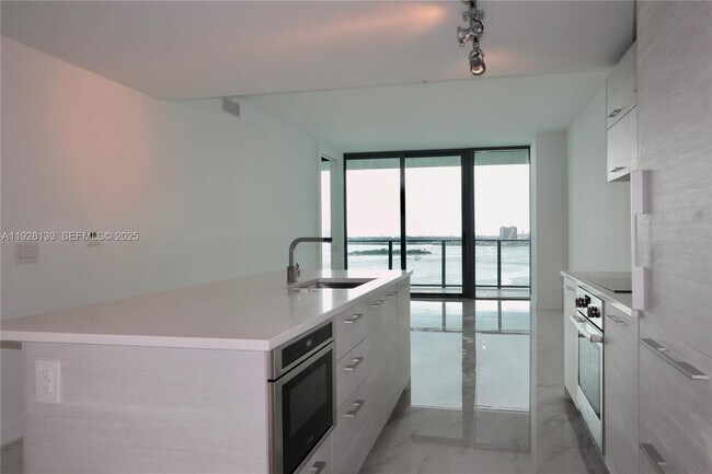 Building Photo - 650 NE 32nd St