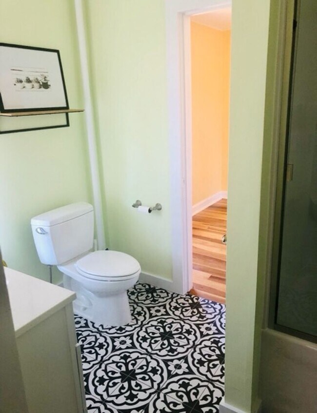 Building Photo - 2 Bedroom Home Available August 2026