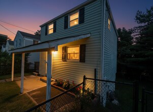 Building Photo - Quaint home with flexible layout, updated kitchen, and a private-feeling backyard in convenient W...