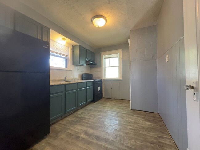 Building Photo - Charming 2-bedroom, 1-bath home featuring ...