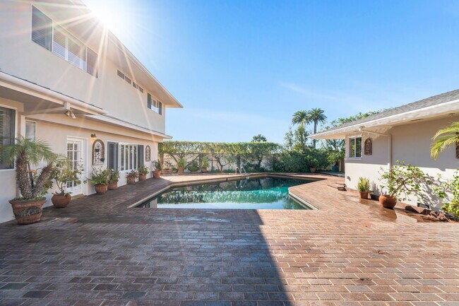 Building Photo - 14972 Camarosa Dr